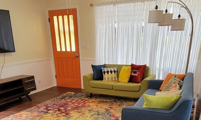 Waimea House | Charming 4 bd in Waimea Town - SW Kauai. Walk to Beach, Dining, Market, etc.