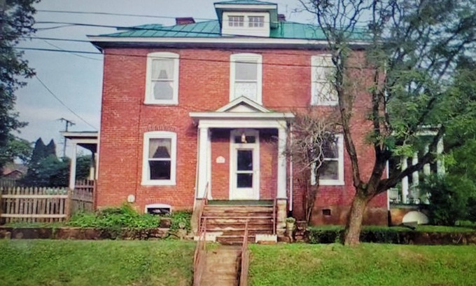 Belmont House | Charming 4-bedroom house in historic downtown Charlottesville with WiFi, AC