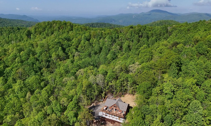 Black Mountain Cabin | Charming 4-bedroom cabin near Bat Cave, Chimney Rock, Lake Lure, Asheville