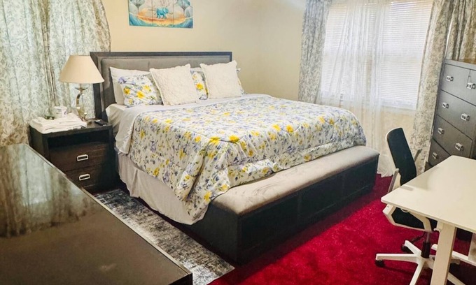 Riverdale House | Charming 4-bedroom house with AC and WiFi in marvelous East Riverdale.