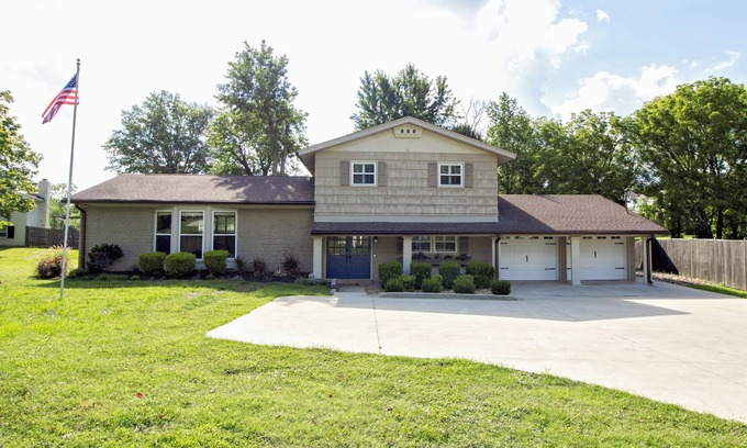 Hendersonville House | Charming 4-bedroom Beautiful Lakefront w/Kayaks - Old Hickory Haven