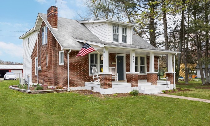 Mountain City Other | Charming 4 bedroom farmhouse with large backyard for entertaining!