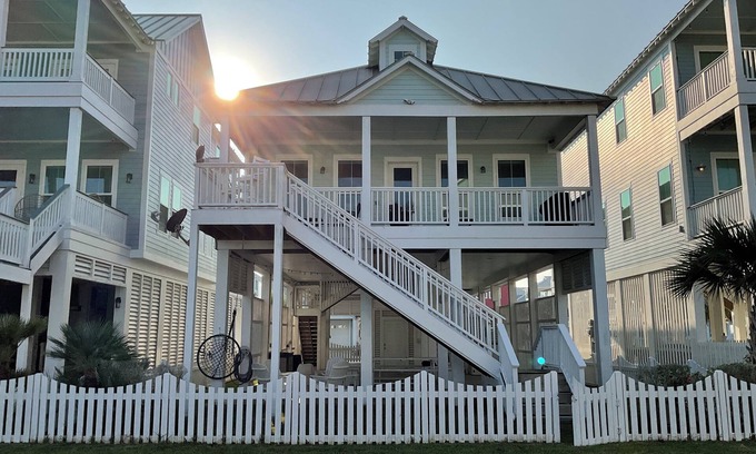 Beachside Village House | Charming 4-bedroom 3 bathroom house in amazing Beachside Village, Galveston
