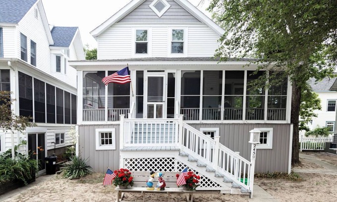 Macatawa Cottage | Charming 4-bedroom beachside Lake Michigan cottage in beautiful Macatawa