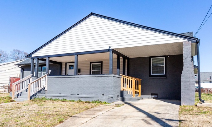 Hampton House | Charming 4-bedroom bungalow with AC and WiFi in Hampton, with washer and dryer.