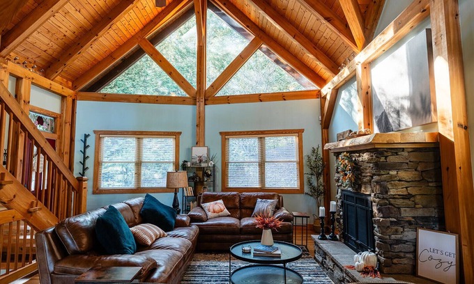 Old Fort Cabin | Charming 4-bedroom cabin with Hot Tub and Firepit in Old Fort