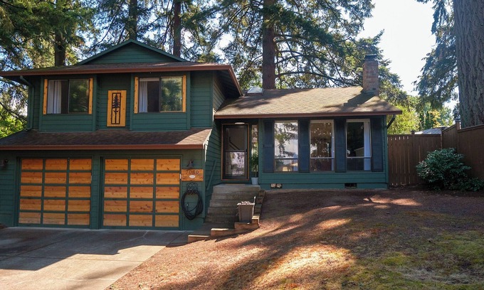 Beaverton House | Charming 4-bedroom family home in Beaverton with AC, fitness room, WiFi