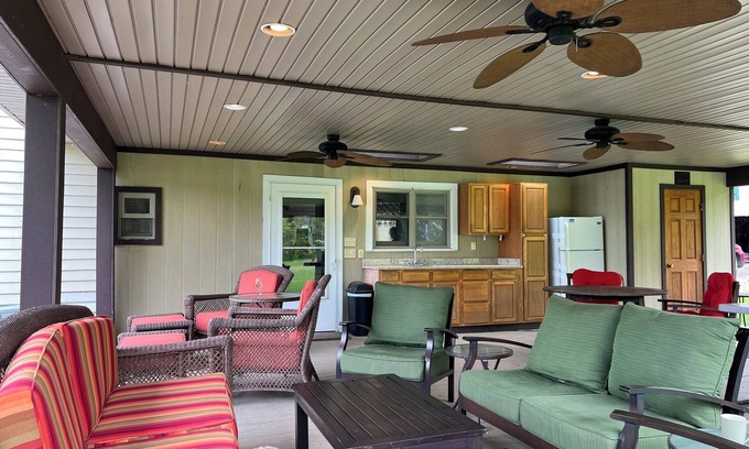 Town of Jerusalem House | Charming 4-bedroom house with WiFi and AC in Branchport