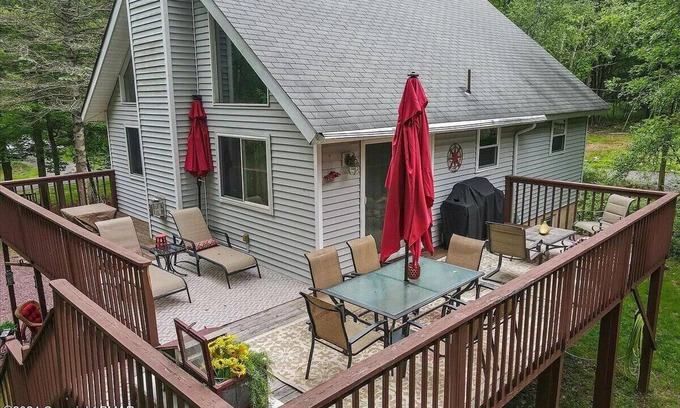Briar Crest Woods Boat Rental | Charming 4-Bedroom House with WiFi, AC & Hot Tub in Tranquil Blakeslee - Poconos