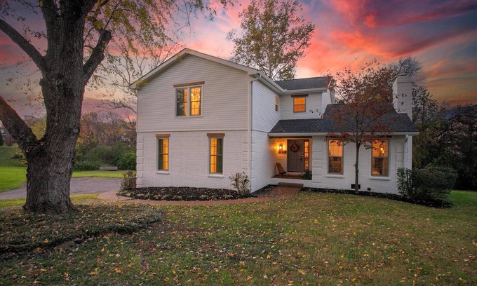 Brentwood House | Charming 4-bedroom house in pleasant Brentwood with AC, WiFi - dog-friendly