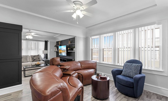 Burnham Park House | Charming 4-bedroom house with WiFi and AC in marvelous Milwaukee