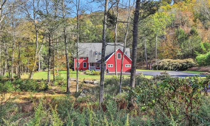Mount Marion House | Charming 4-bedroom house on 2 acres in marvelous Woodstock with WiFi, AC