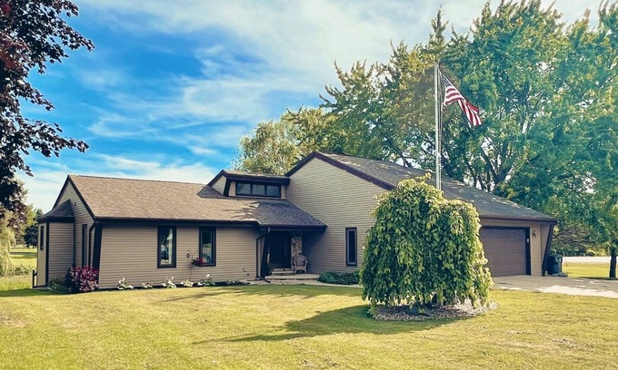 Brillion House | Charming 4-bedroom house located on Deer Run Golf Course. Perfect location!