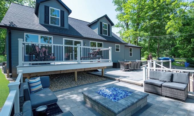 Sister Lakes House | Charming 4-bedroom house with AC and WiFi in Dowagiac