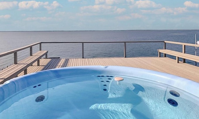 Fire Island Pines House | Charming 4-bedroom house with AC and WiFi in lovely Sayville