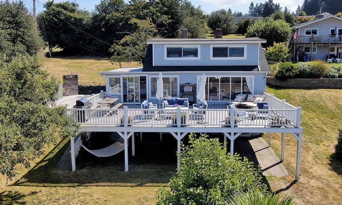 Clinton House | Charming 4-bedroom house overlooking the bay, Wifi, and easy beach access.