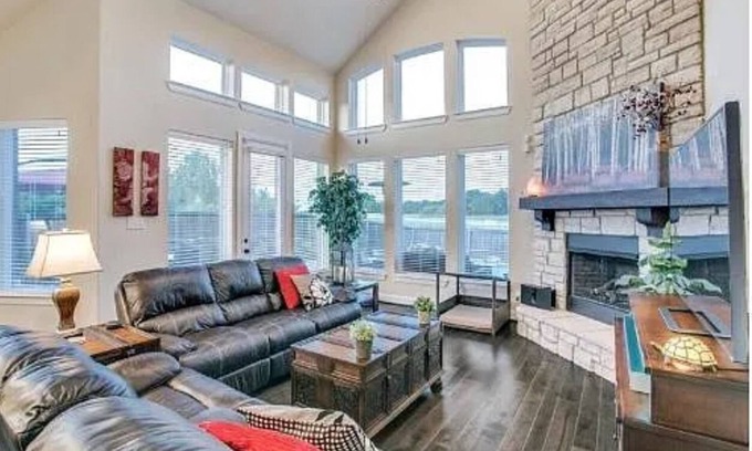 Roanoke House | Charming 4-bedroom house with AC and fitness room in Roanoke