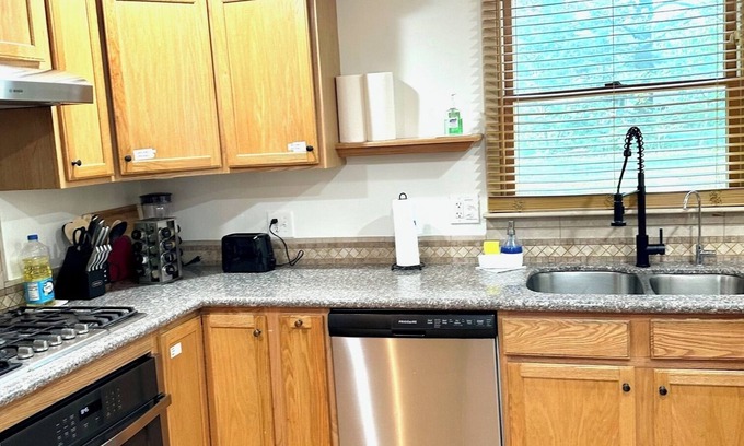 Hudson House | Charming 4-bedroom house with WiFi and AC in delightful Hudson