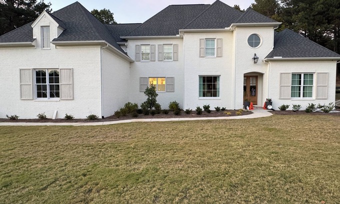 Oxford House | Charming 4-bedroom house with pool and outdoor kitchen