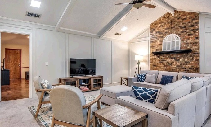 Plano House | Charming 4-bedroom house with Pool and Game Room in Pleasant Plano