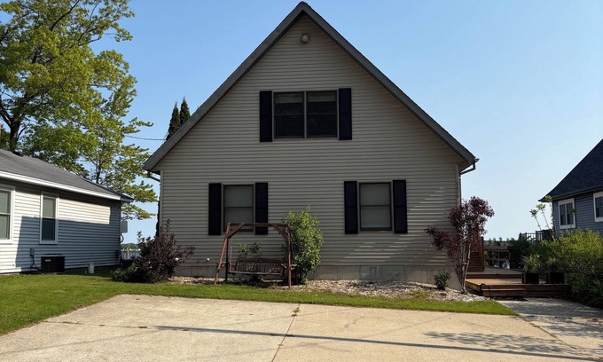 Lake City Cottage | Charming 4-bedroom lakefront cottage in Lake City on beautiful Lake Missaukee