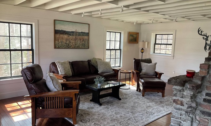 Salisbury House | “Charming 4 Bedroom Lakefront Farmhouse: Breathtaking Views & Relaxing Retreat"
