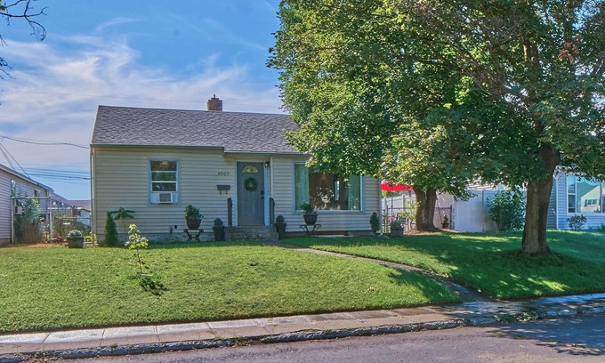Spokane House | Charming 4-bedroom light and open concept house with in a good area of Spokane