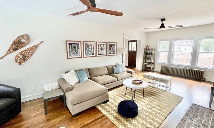 Roscoe House | Charming 4-bedroom Private Home on 5 Acres of Land with Open Mountain View’s