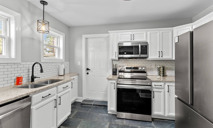 Terry Sanford Cottage | Charming 4-bedroom cottage in brilliant Fayetteville with WiFi, fitness room