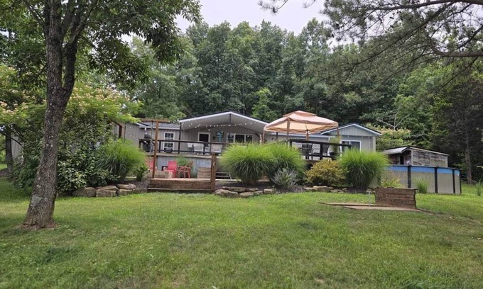 French Lick House | Charming 4-bedroom house with WiFi and AC in French Lick with country setting