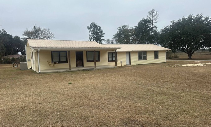 Grand Ridge House | Charming 4-bedroom house in Grand Ridge