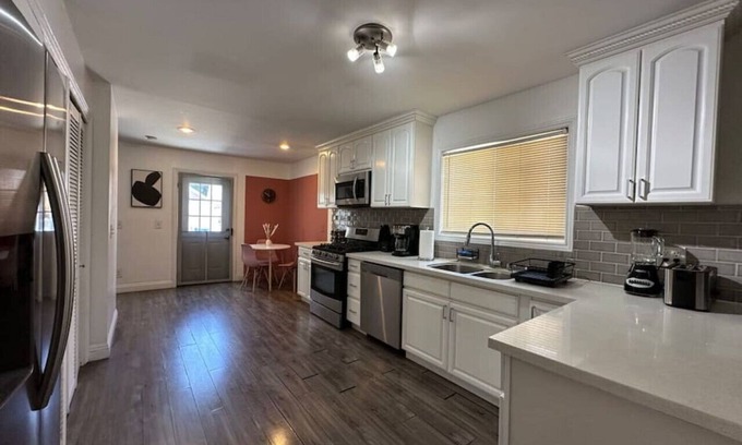 Los Angeles House | Charming 4 BR Oasis in Los Angeles - Rog-CT