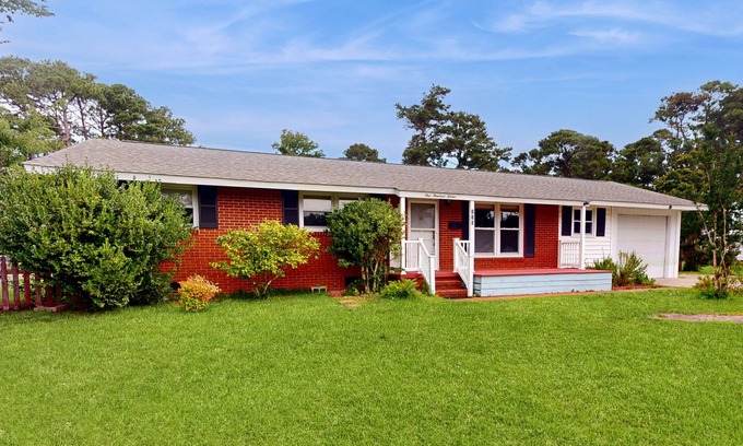 Morehead City House | Charming 4BR Getaway With Central A/C, Full Kitchen and Pet-Friendly