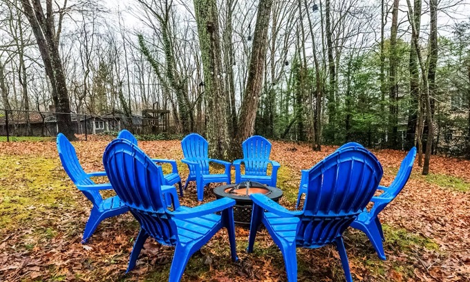 Royal Pines House | Charming 4BR retreat with Full Kitchen, Wifi and Patio | Pet-friendly