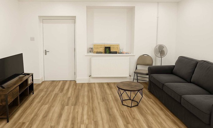 Churchill Apartment | Charming 5-Bed Retreat in the Heart of Churchill with Parking