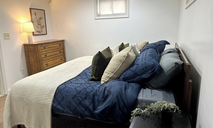 Terrace Lake Gardens House | Charming 5-Bed Home inKC - Perfect4Long-term Stays