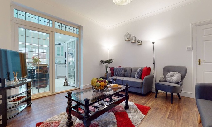 Chadwell House | Charming 5-Bed House in Romford