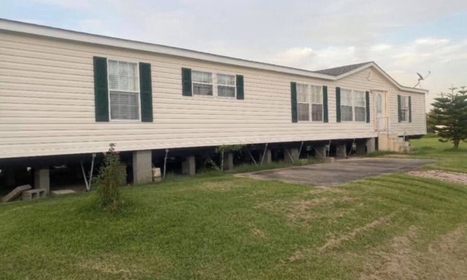 Buras-Triumph House | Charming 5-bedroom mobile home with AC in Buras