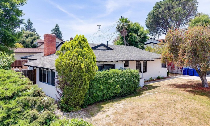 Granada Hills North House | Charming 5 Bedroom Granada Hills House with Pool