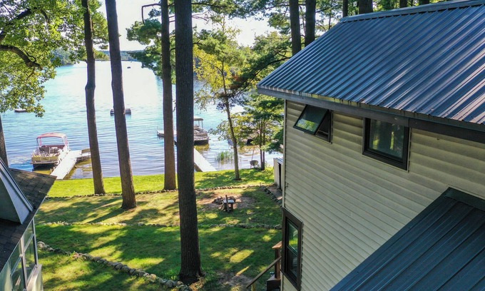 Waupaca Cottage | Charming 5-bedroom waterfront cottage on Waupaca's Chain O' Lakes