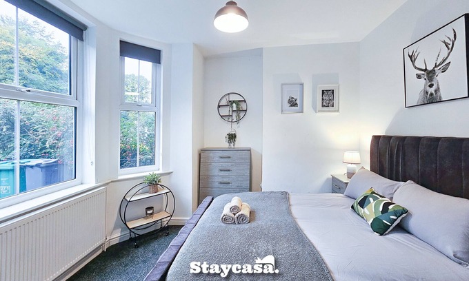 Manchester House | Charming 6-Bed Home with Rear Patio