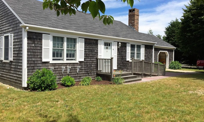 Nantucket Town House | Charming Accessible Ranch Home