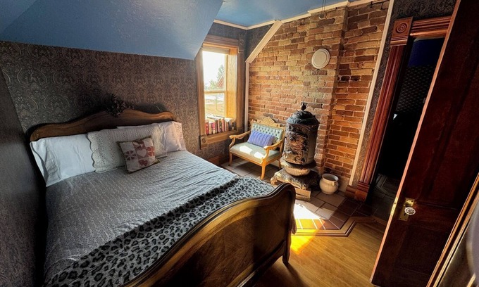Randolph House | Charming and Cozy – Emma’s Perfect Getaway- Spacious 5 Bedroom~