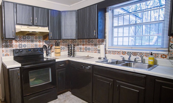 Fort McPherson House | Charming and Cozy Retreat Nestled in the Heart of Atlanta
