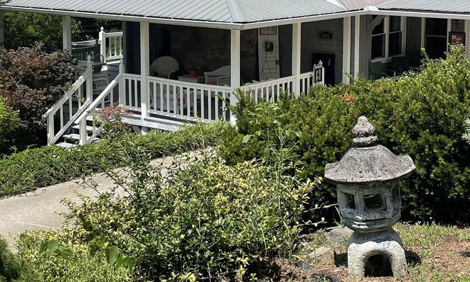 Gainesboro House | Charming and family friendly secluded cottage