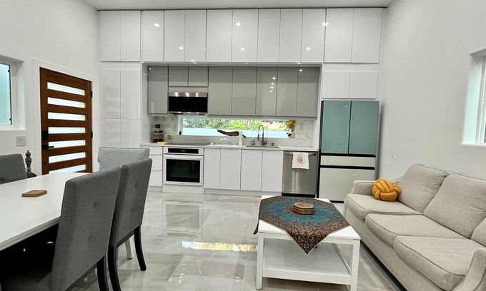 Greenbriar House | Charming and modern 2-bedroom house with AC, WiFi in serene Glendale, Sleeps 5