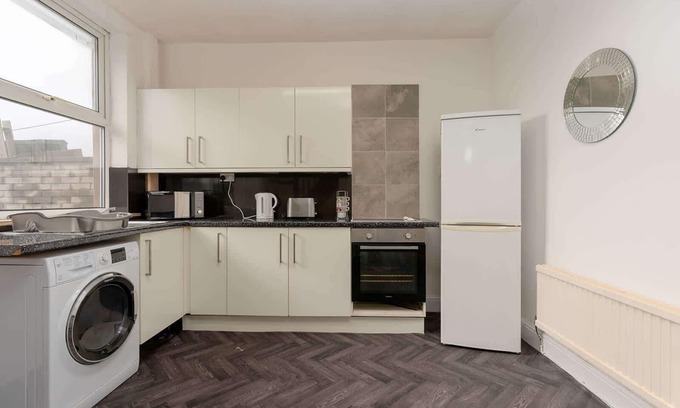 Burnley House | Charming and Modern House With Parking