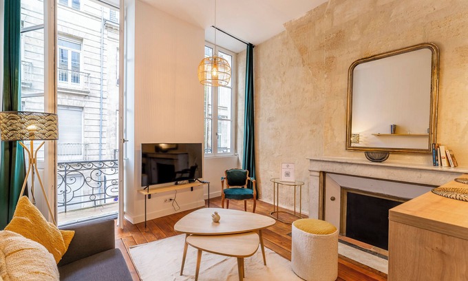 Bordeaux City Centre Apartment | Charming and radiant flat of 55 m² located in the heart of Bordeaux