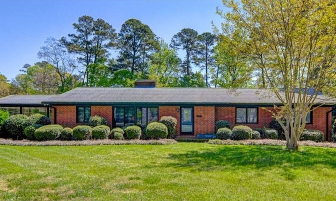 Jamestown House | Charming and Spacious 8BR/5BA Home in Jamestown