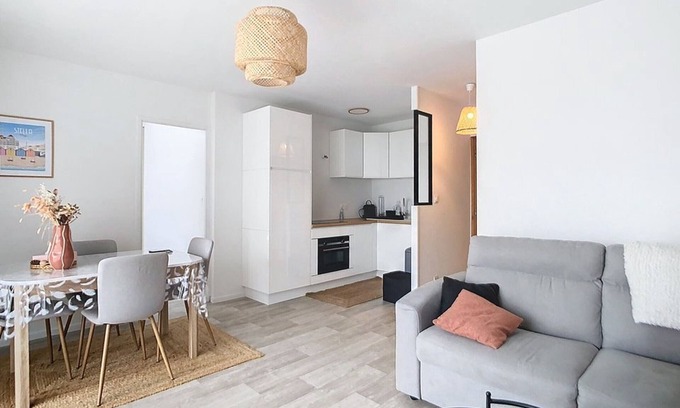 Stella-Plage Apartment | Charming Apartment for 4, Steps from the Beach, Bright with Balcony!